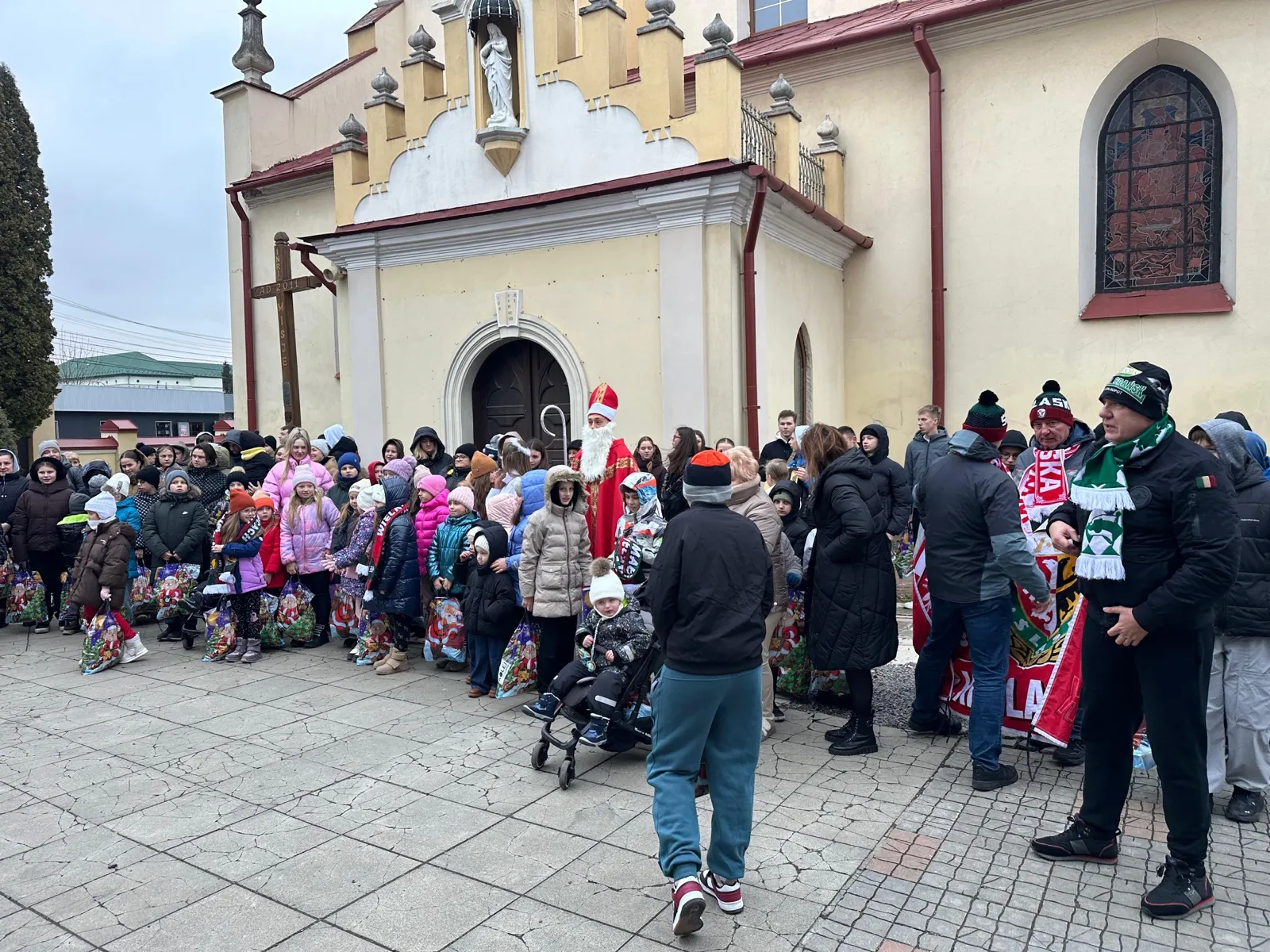 Mikołaj wśród dzieci